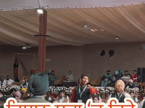 ये वीडियो पंजाब सरकार के करवाए बच्चों के मॉक विस सत्र का है। इसमें मुद्दों पर चर्चा से ज्यादा बहसबाजी के कांग्रेस ने सवाल उठाए हैं।