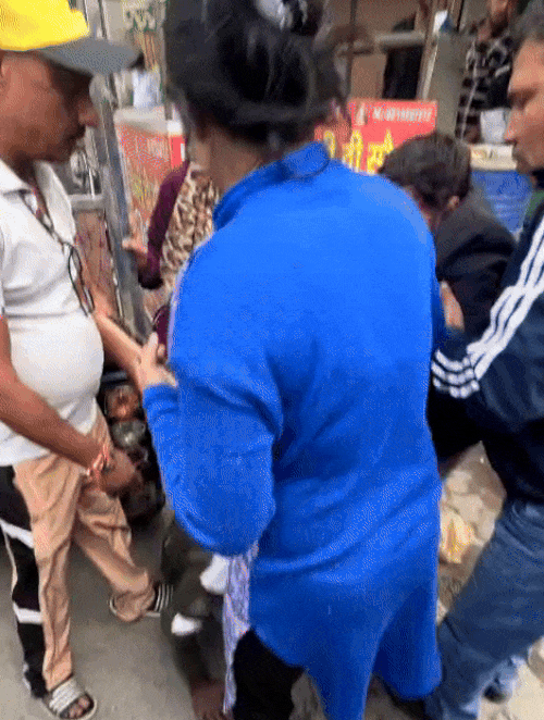 गोहाना अड्डे पर युवक के साथ मारपीट करते हुए लोग।