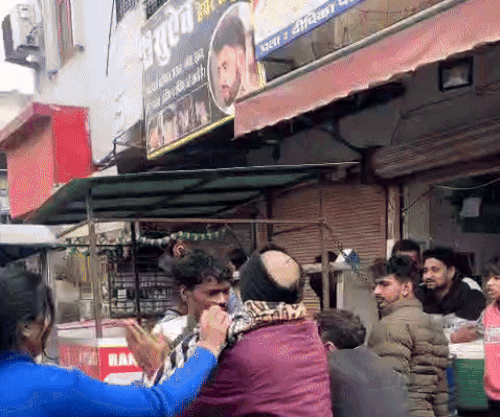 युवक को पेट में भी घूसे मारे गए और थप्पड़ भी।