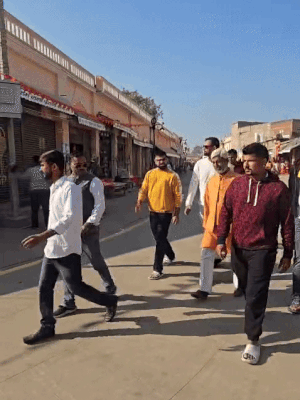 हनुमानगढ़ी दर्शन करने जाते इंटरनेशनल क्रिकेट प्लेयर करन शर्मा और उनके साथी।