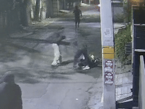 लुटेरे युवक पर तेजधार हथियारों से हमला करते हुए। - Dainik Bhaskar