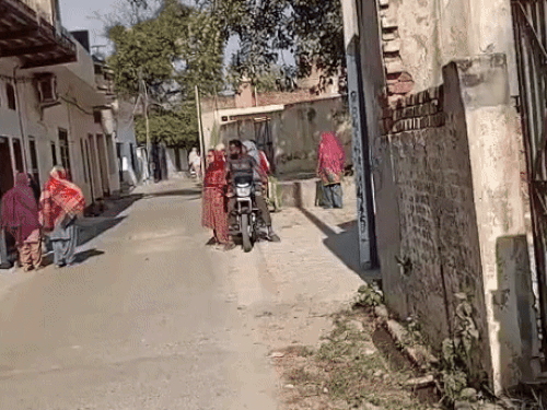 मनदीप कौर के घर के पास ग्रामीण मिले, लेकिन किसी ने बात नहीं थी।