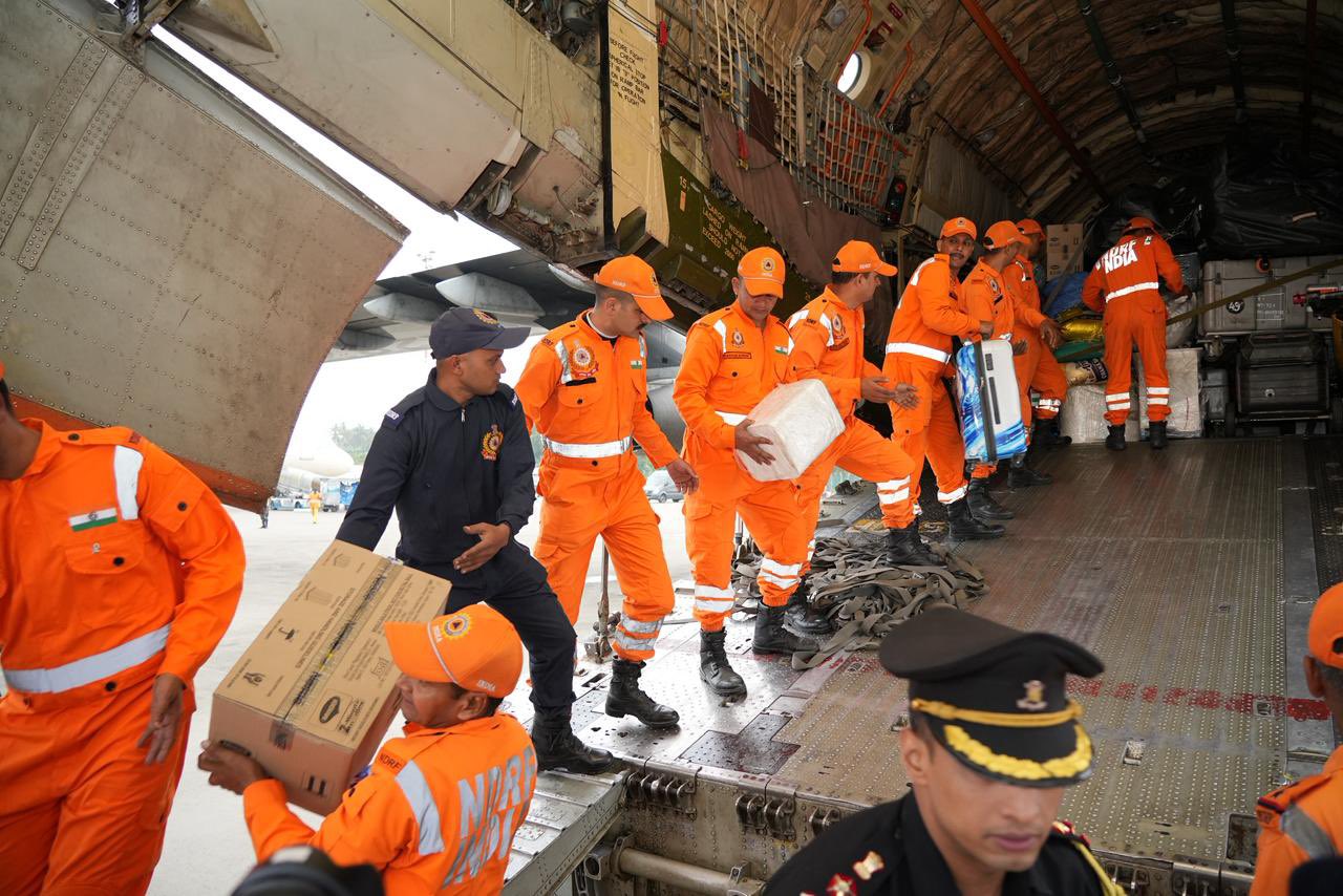 चक्रीवादळ दितवाह आज तामिळनाडू-पुदुच्चेरीला धडकणार: वादळासह पावसाचा इशारा, शाळा बंद; श्रीलंकेत 150 लोकांचा मृत्यू, 300 भारतीय अडकले श्रीलंकेला मदत पोहोचवण्यासाठी भारतीय वायुसेनेचे C-130 आणि IL-76 विमान पाठवण्यात आले आहे.