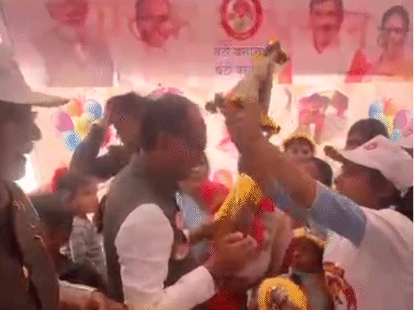 शिवराज सिंह ने बच्चों का सामूहिक बर्थडे मनाया। उन्हें अपने हाथों से केक खिलाया।