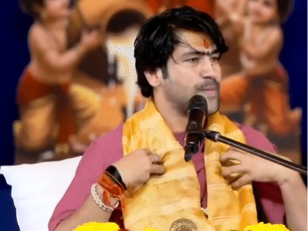 कथा के दौरान पंडित धीरेंद्र शास्त्री भावुक हो गए।