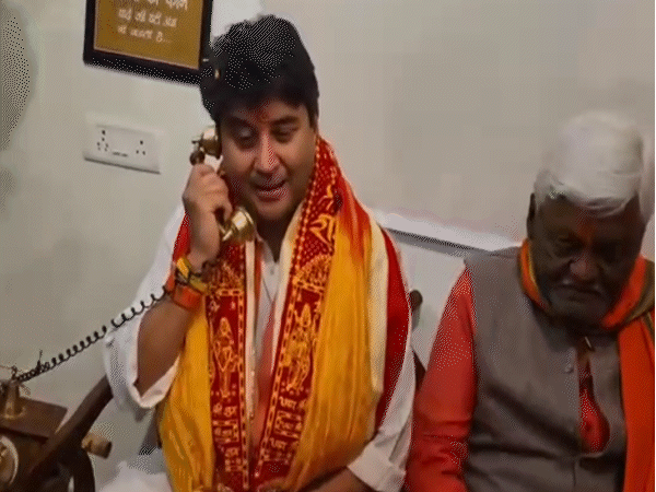 सिंधिया ने मजाक में टेलीफोन पर विधायक पन्ना लाल शाक्य से बात की।