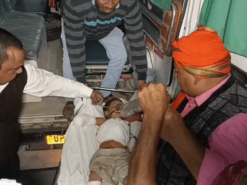 बच्ची को लखनऊ के लिए रेफर किया गया। बीच रास्ते में उसकी मौत हो गई।