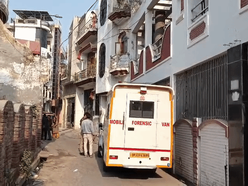 सिपाही की सुसाइड की सूचना पर फोरेंसिक टीम पहुंची और कमरे की तलाशी ली।