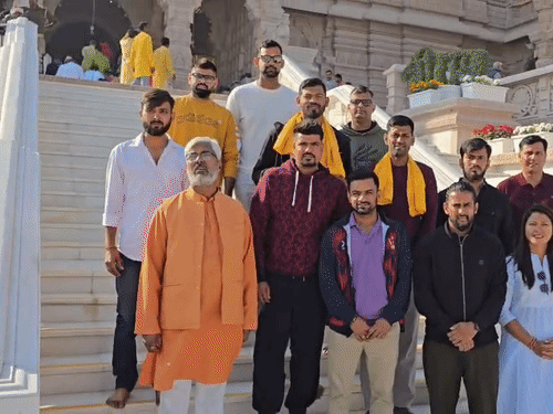 क्रिकेटर करण शर्मा ने अपने साथियों के साथ रामलला के दर्शन किए और साथियों के साथ फोटो खिंचवाया।