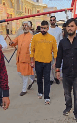 स्वामी परमानंद मिश्र ने खिलाड़ियों को रामलला और हनुमानगढ़ी के दर्शन कराए।