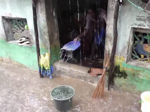 चक्रीवादळ दितवाह आज तामिळनाडू-पुदुच्चेरीला धडकणार: वादळासह पावसाचा इशारा, शाळा बंद; श्रीलंकेत 150 लोकांचा मृत्यू, 300 भारतीय अडकले तमिळनाडू: नागपट्टिनममधील नागोर वल्लियामा परिसरात झोपडपट्ट्यांमध्ये पाणी शिरले.