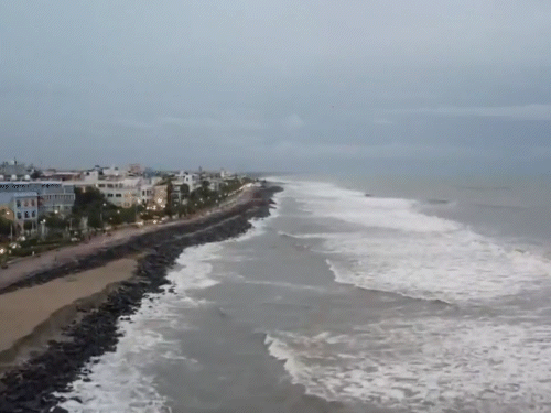 चक्रीवादळ दितवाह आज तामिळनाडू-पुदुच्चेरीला धडकणार: वादळासह पावसाचा इशारा, शाळा बंद; श्रीलंकेत 150 लोकांचा मृत्यू, 300 भारतीय अडकले पुदुच्चेरी: समुद्र खवळलेला आहे, त्यामुळे पोलिसांनी किनाऱ्यावर लोकांना प्रवेश करण्यास मनाई केली आहे.