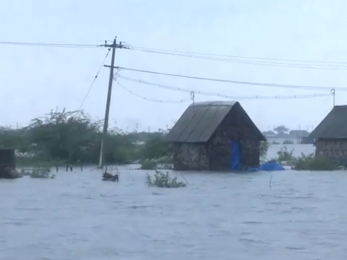 चक्रीवादळ दितवाह आज तामिळनाडू-पुदुच्चेरीला धडकणार: वादळासह पावसाचा इशारा, शाळा बंद; श्रीलंकेत 150 लोकांचा मृत्यू, 300 भारतीय अडकले तमिळनाडू: मुसळधार पावसानंतर अनेक भागांत पूरसदृश परिस्थिती निर्माण झाली आहे.