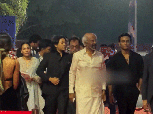 ধানুশের ছেলে যাত্রা রাজার চেহারা ইন্টারনেটে ভাইরাল হয়েছে: ব্যবহারকারীরা বলেছেন – নানা রজনীকান্ত এবং বাবার একটি নিখুঁত মিশ্রণ, IFFI 2025-এ অংশ নিয়েছিলেন। ধানুশের ছেলে যাত্রা রাজার চেহারা ইন্টারনেটে ভাইরাল হয়েছে: ব্যবহারকারীরা বলেছেন – নানা রজনীকান্ত এবং বাবার একটি নিখুঁত মিশ্রণ, IFFI 2025-এ অংশ নিয়েছিলেন।