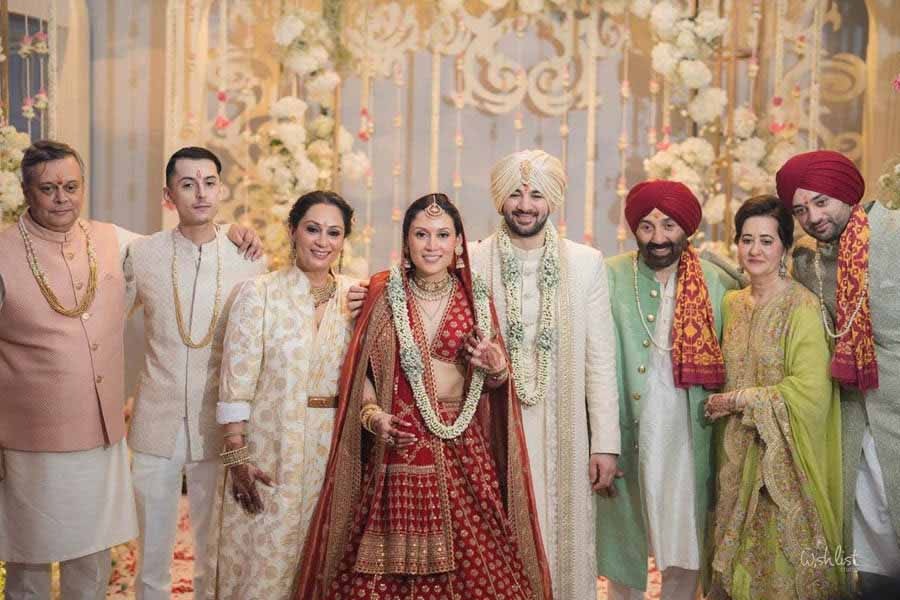 करण-दृशा की शादी में देओल और आचार्या फैमिली एक साथ। (रोहन लेफ्ट से दूसरे हैं)