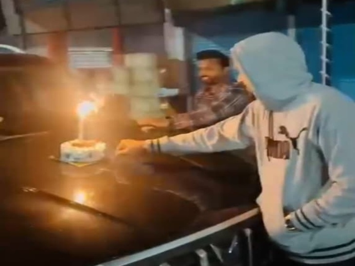 बीएमओ अनीत बखला ने कार की बोनट पर केक रखकर आतिशबाजी के बीच काटा।