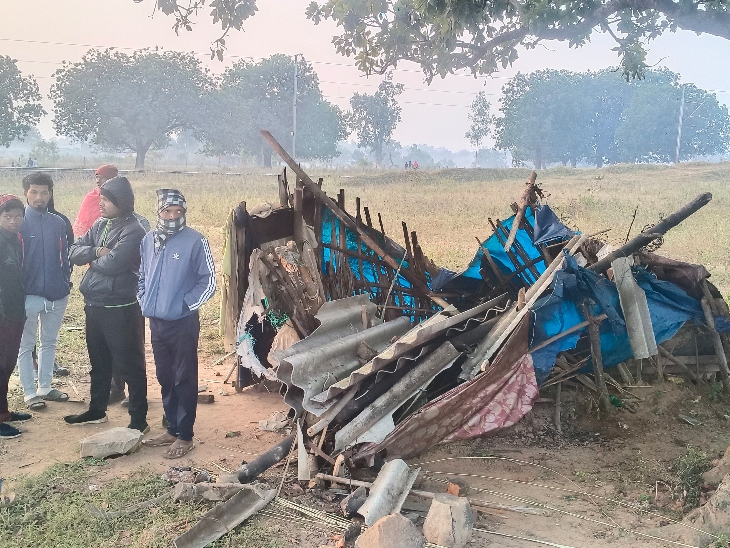 इसी झोपड़ी में बुजुर्ग रहता था, जिसे हाथियों ने तोड़ दिया और मार डाला।