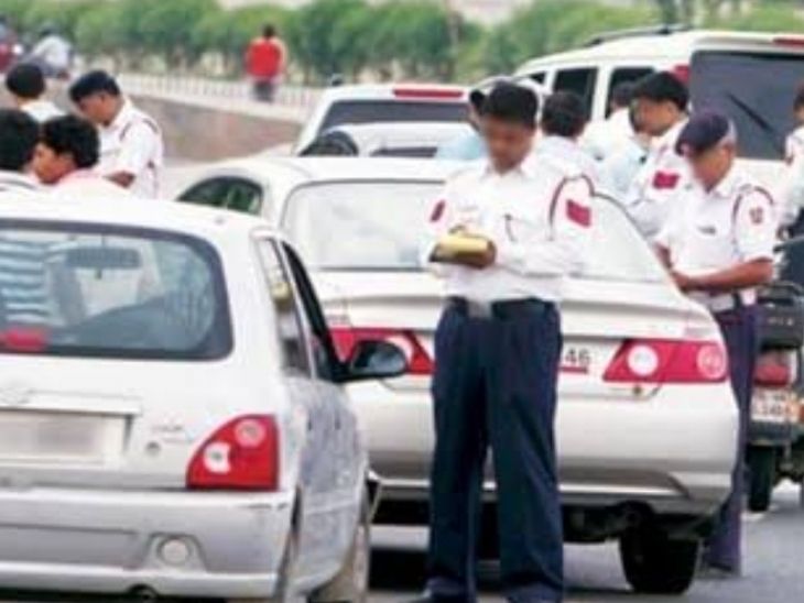 ट्रैफिक वायलेशन का चालान करते हुए।