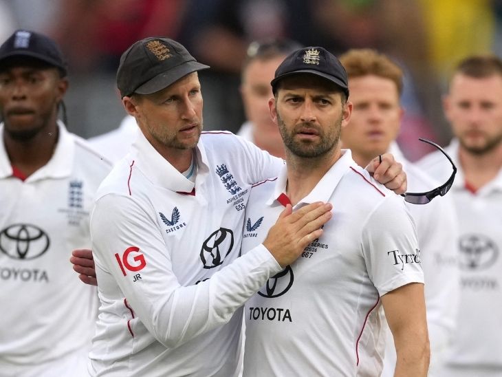 पर्थ टेस्ट हारने के बाद मार्क वुड को समझाते जो रूट। उस मैच में इंग्लैंड महज 2 दिन में 8 विकेट से हरा गया था। - Dainik Bhaskar