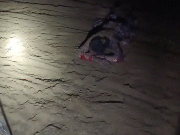 शुक्रवार देर महिला और पुरुष पर पेट्रोल डालकर आग लगाई गई थी।