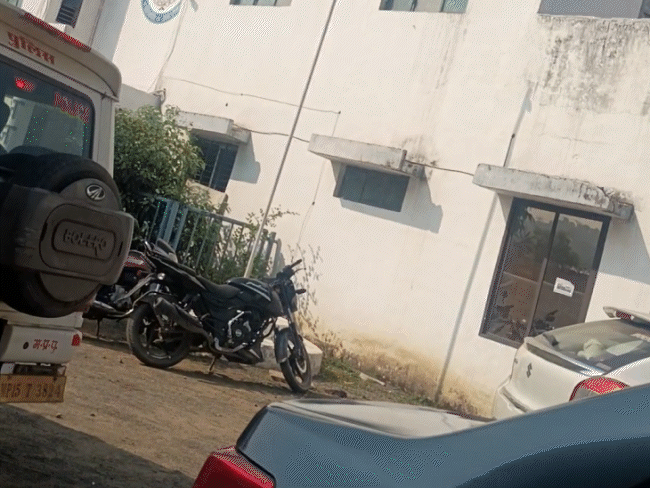 शराब की पेटियां निकालकर अलग रखी गईं।