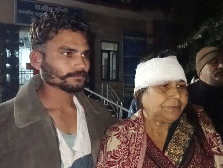 स्कूटी सवार मोनू जोगी और उसकी मां, जिसके सिर में चोटें आई हैं।