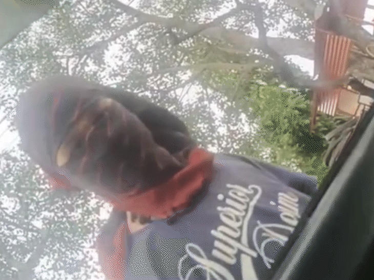 रूमाल बांधकर खड़ा नाबालिग। ड्रग्स मांगी तो थाने के अंदर लेने चला गया।