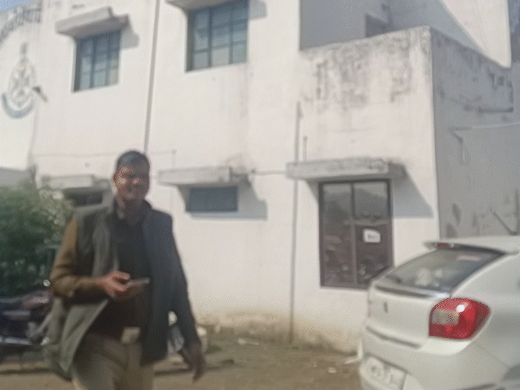 थाना प्रभारी जिनके सामने शराब की पेटी निकाली गईं।