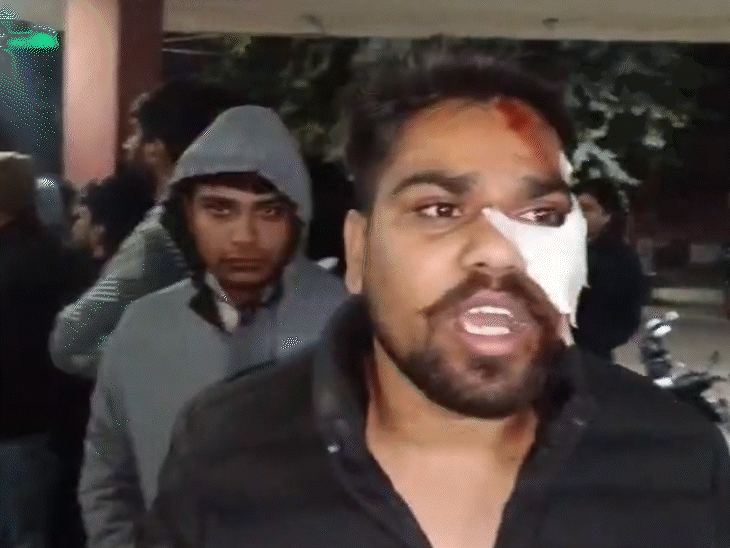 कार चलाने वाला भारत सैनी। इसके सिर और चेहरे पर चोट लगी है। भारत सैनी ने कहा कि स्कूटी सवार मोनू जोगी ने पहले हमला किया था