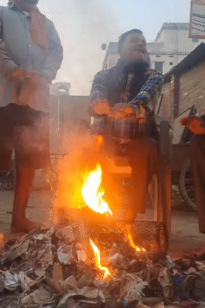 बिहार के गोपालगंज में सर्दी से बचने के लिए आग का सहारा लेते लोग।