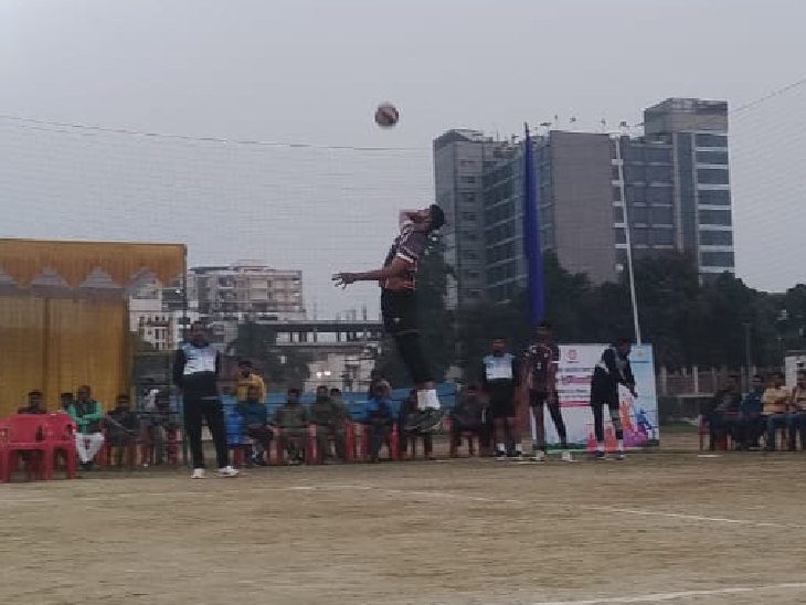 वॉली मारने के लिए तीन फिट हवे में उछला खिलाड़ी