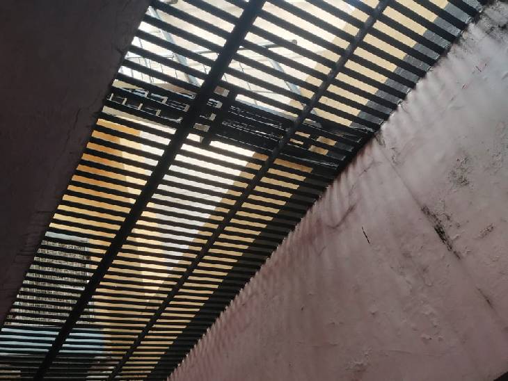 इसी जाल में घर के अंदर महिला का शव लटका मिला था।