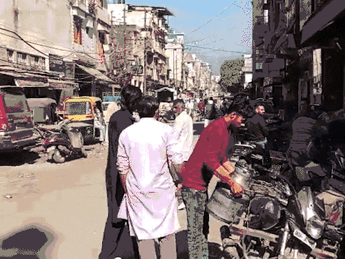 आने जाने हर वाहन की पुलिस बारीकी से तलाशी ले रही है।