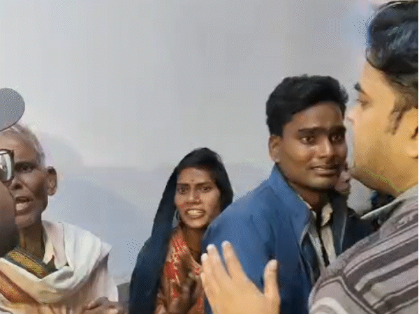 परिवार अधिकारियों से कलेक्टर से मिलने की गुहार लगाता रहा।