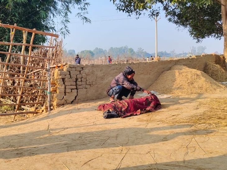 खलिहान में पड़े पति-पत्नी का शव देखकर परिजन बिलख पड़े।