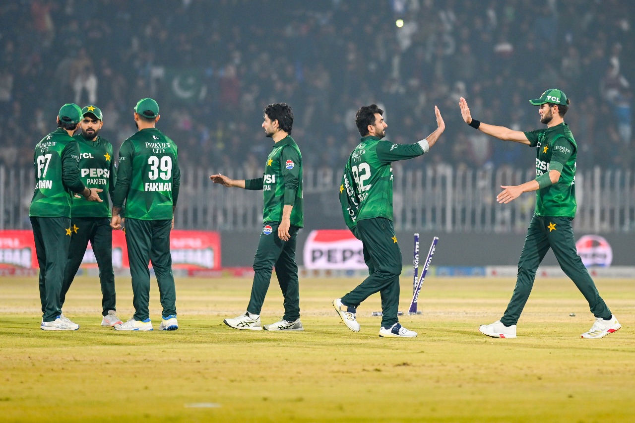 पाकिस्तान की ओर शाहीन और मोहम्मद नवाज ने 3-3 विकेट झटके।