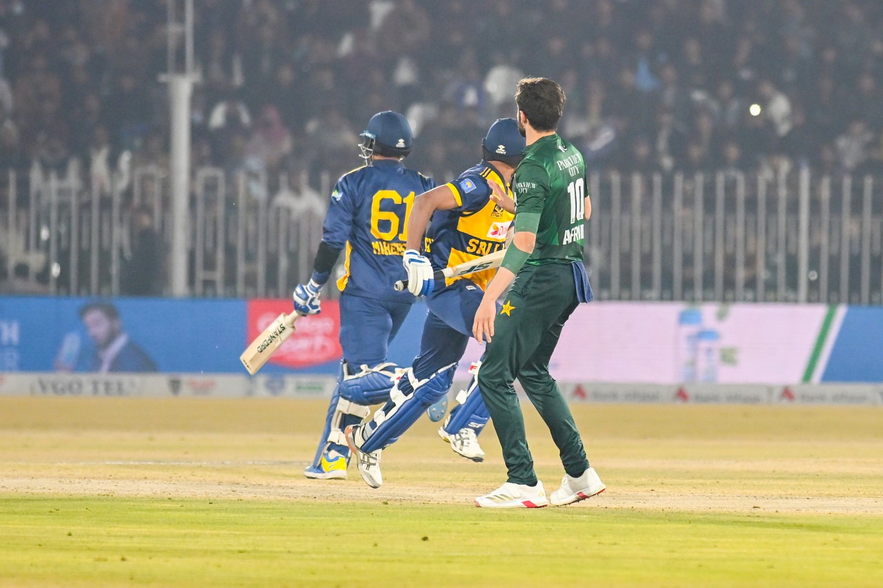 कामिल मिसारा और कुसल मेंडिस की पार्टनरशिप को अबरार अहमद ने तोड़ा।