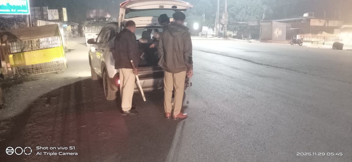 पुलिस की टीम ने सुबह-सुबह सड़क पर ली वाहनों की तलाशी।