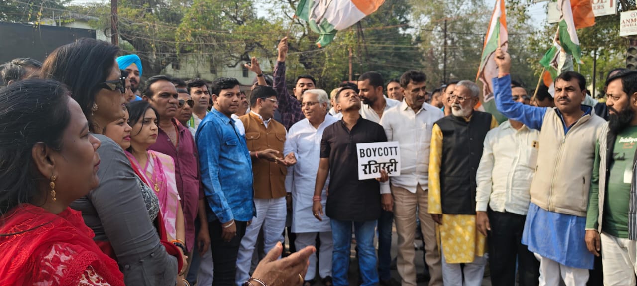 रजिस्ट्री शुल्क में बढ़ोत्तरी को लेकर कांग्रेस ने किया प्रदर्शन।