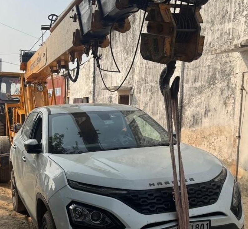 जब्त गाड़ी में तीन अलग-अलग रजिस्ट्रेशन नंबर की नंबर प्लेट भी बरामद हुई।