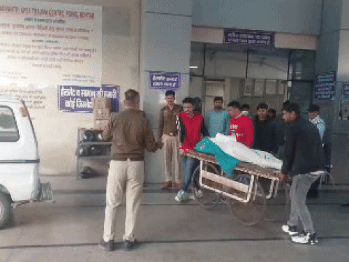 पीजीआई के ट्रोमा सेंटर से डेड बॉडी को पोस्टमॉर्टम के लिए लेकर जाते परिजन।