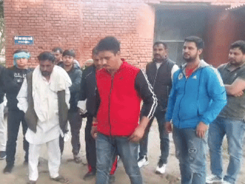 पीजीआई में पोस्टमॉर्टम के दौरान रोहित के परिजन।