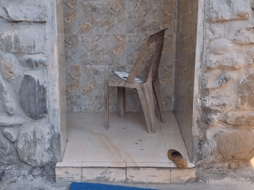 बाथरूम जहां महिला की लाश मिली और कुर्सी पर रखा चाकू।