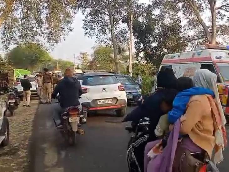 बस पलटने के बाद यहां जाम की स्थिति निर्मित हो गई थी।