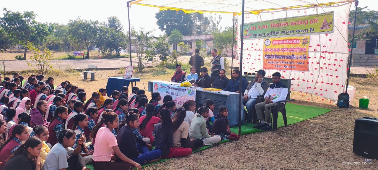 कार्यक्रम को संबोधित करते अतिथि।