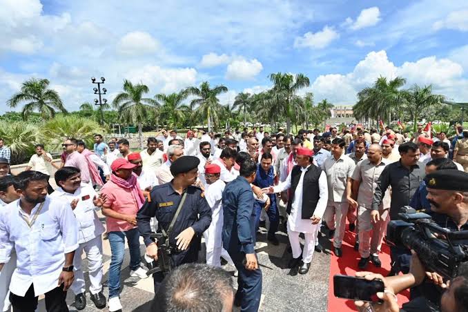 अखिलेश यादव सपा कार्यकर्ताओं के साथ जनेश्वर मिश्र पार्क में। (फाइल)