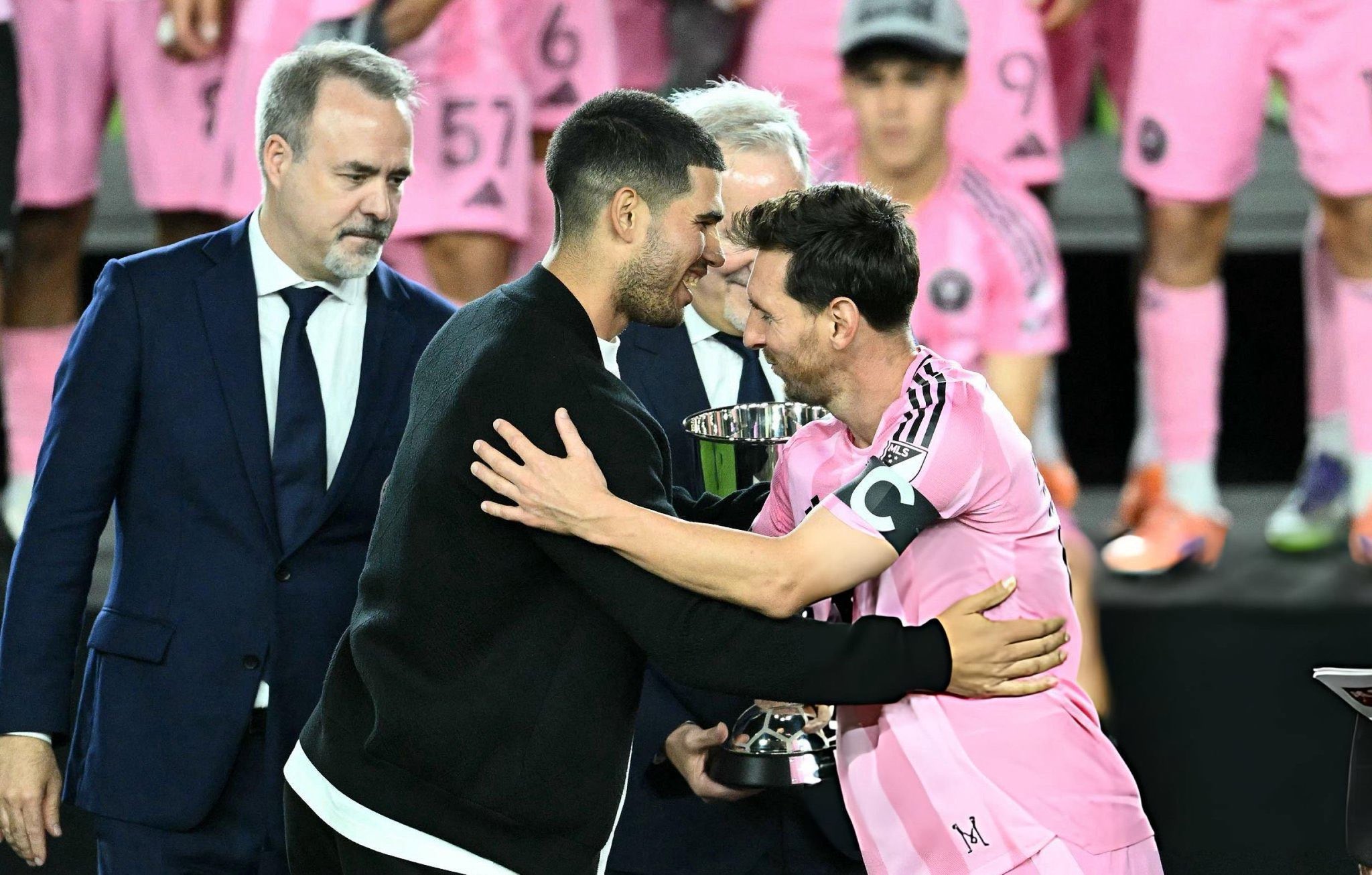 लियोनल मेसी से मिलते कार्लोस अल्काराज (बाएं)।