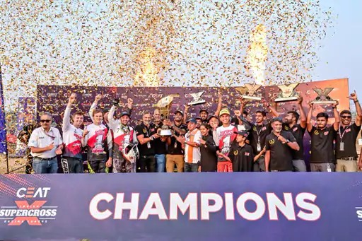 ISRL सीजन-1 की ट्रॉफी के साथ बिगरॉक मोटरस्पोर्ट्स टीम।