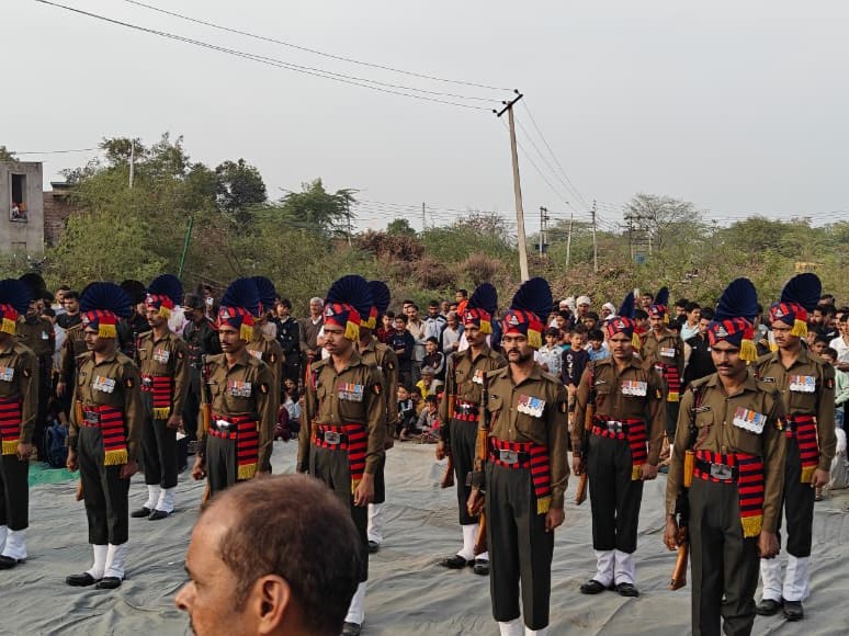 शहीद को गार्ड ऑफ ऑनर देते हुए जवान।