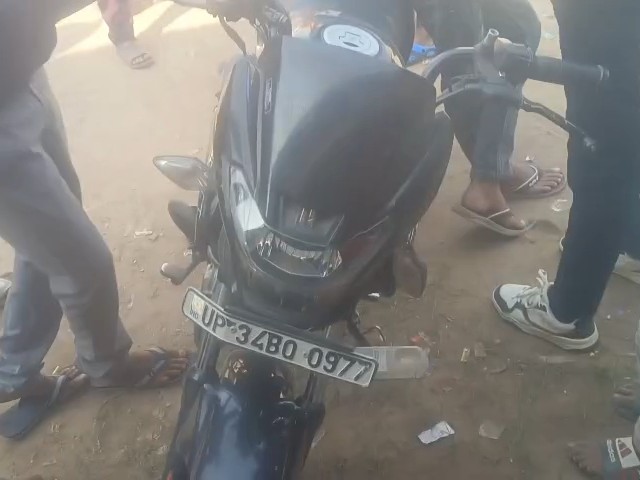 सीतापुर में डीसीएम की टक्कर से किशोर की मौत:  बिना हेलमेट बाइक चला रहा था 15 साल का लड़का, डीसीएम छोड़कर चालक फरार – Sitapur News